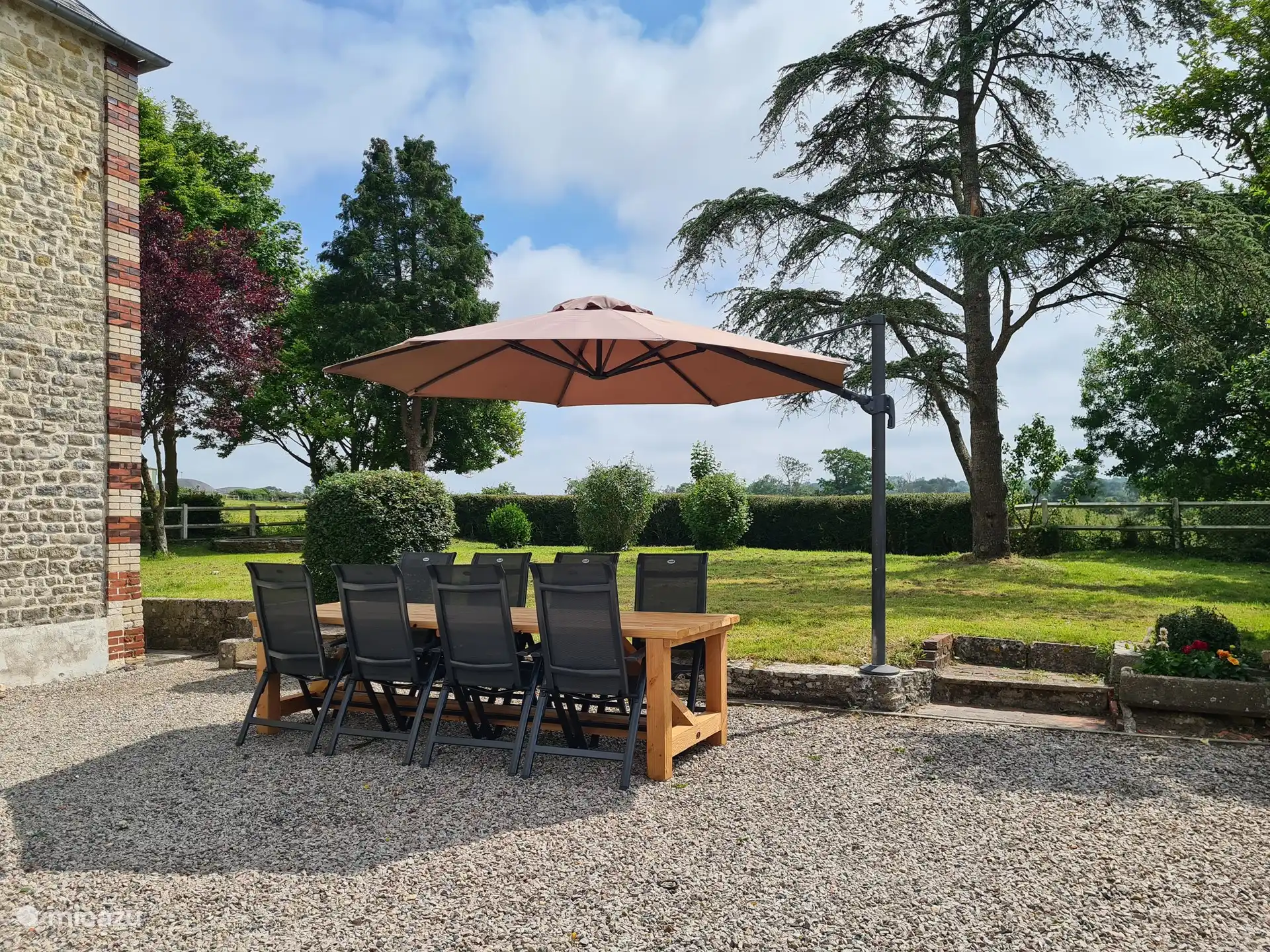 Gartentisch mit Sonnenschirm