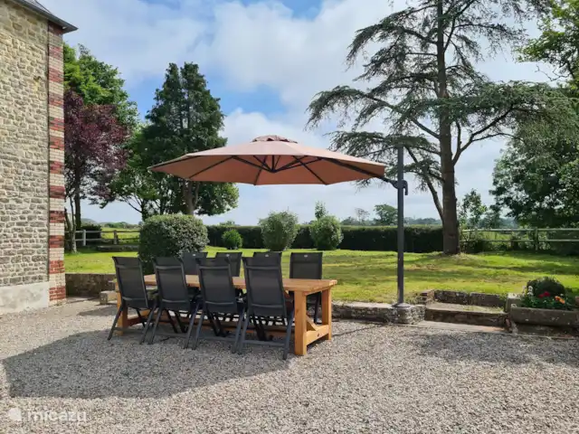 Le Moulin du Saon huren in Frankrijk, Calvados, Saon - vakantiehuis Tuintafel met parasol
