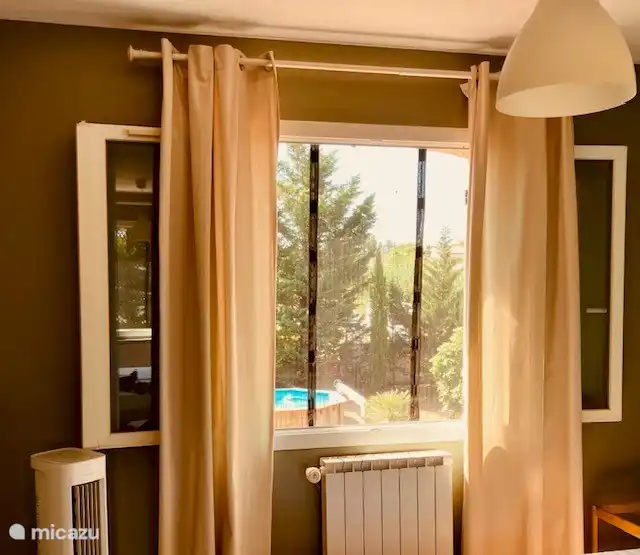 Schlafzimmer mit magnetischem Moskitonetz und Luftkühler ausgestattet