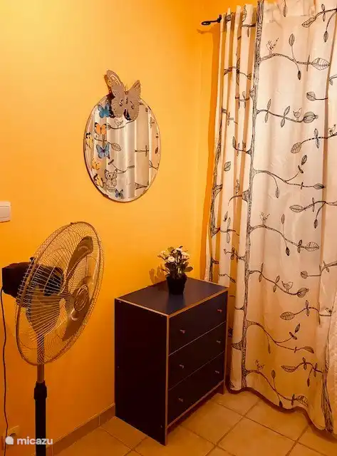 Im Erdgeschoss befindet sich ein Schlafzimmer mit zwei Einzelbetten