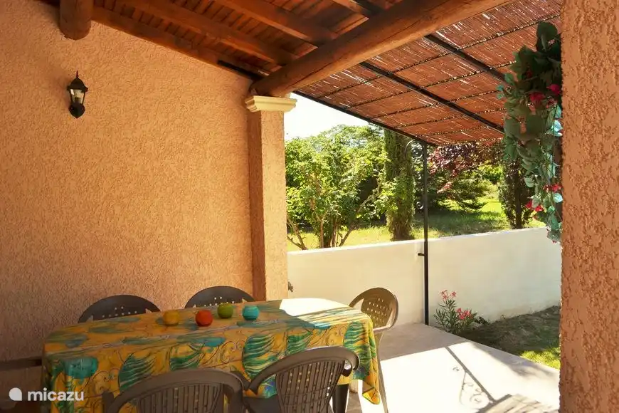 Schattige Mahlzeiten unter dem tollen...