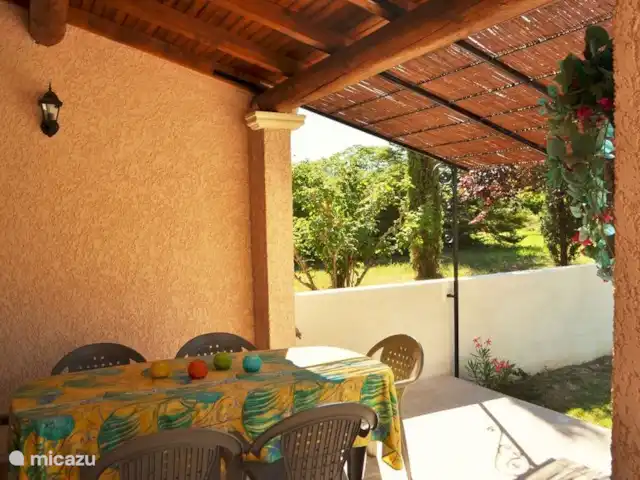 los olivers en Francia, Drôme, Mirabel-aux-Baronnies - villa Comidas a la sombra bajo el peaje...