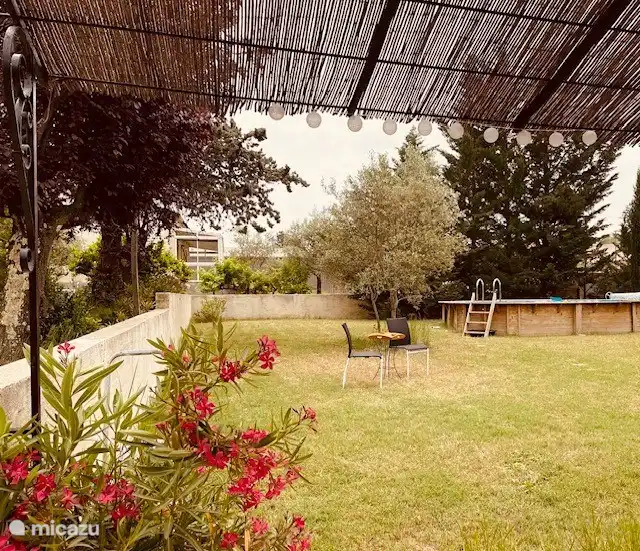 Angenehmer Aufenthalt unter der Bühne und im Garten