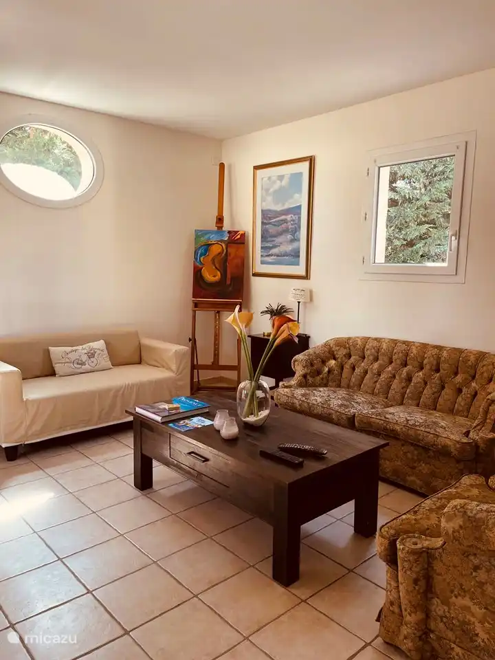 Geräumige Sitzecke mit Fernseher und Stereoanlage