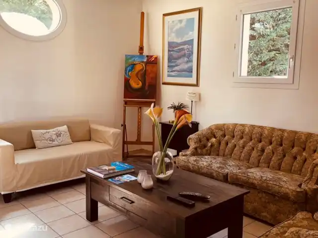 los olivers en Francia, Drôme, Mirabel-aux-Baronnies - villa Amplia sala de estar con televisión y sistema estéreo