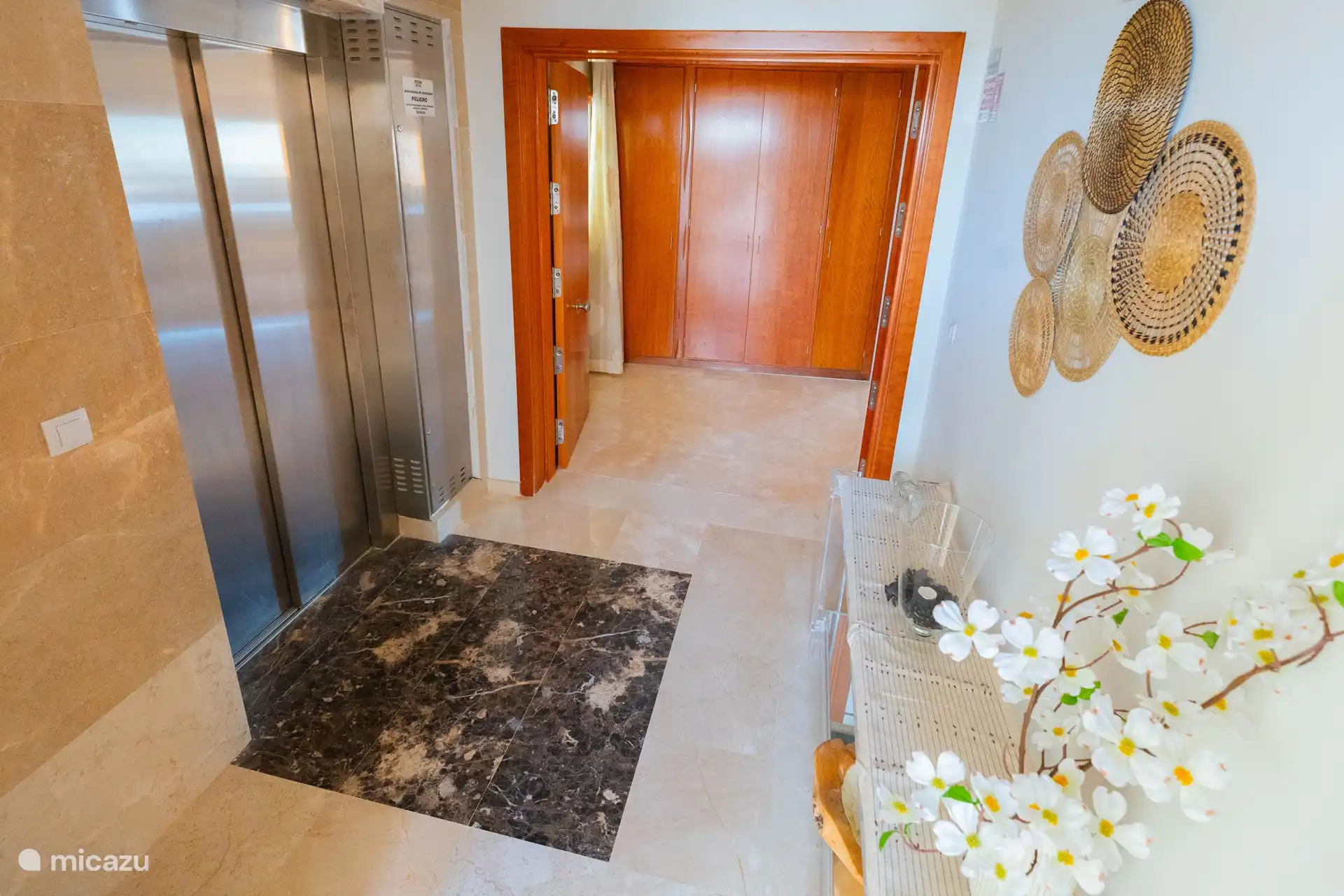 Der Aufzug hält mit dem Schlüssel im Flur der Wohnung direkt vom Parkplatz aus.