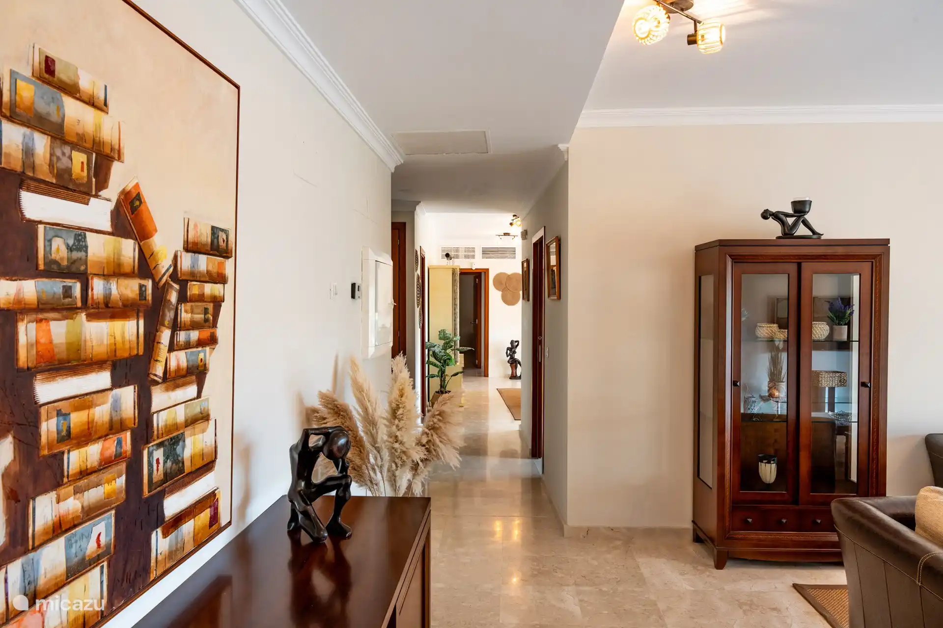 Blick vom Wohnzimmer auf das Esszimmer, das Arbeitszimmer und andere Schlafzimmer.