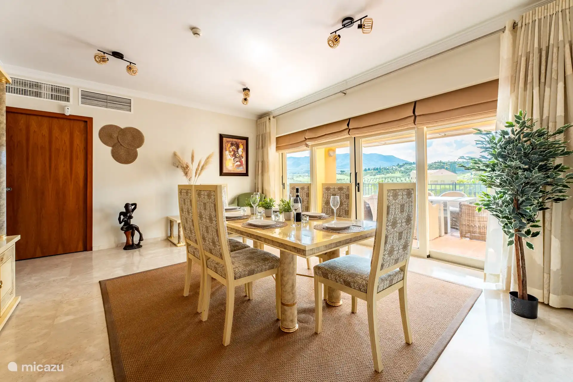 Das Esszimmer mit Zugang zur Terrasse und der schöne Essbereich mit Aussicht.