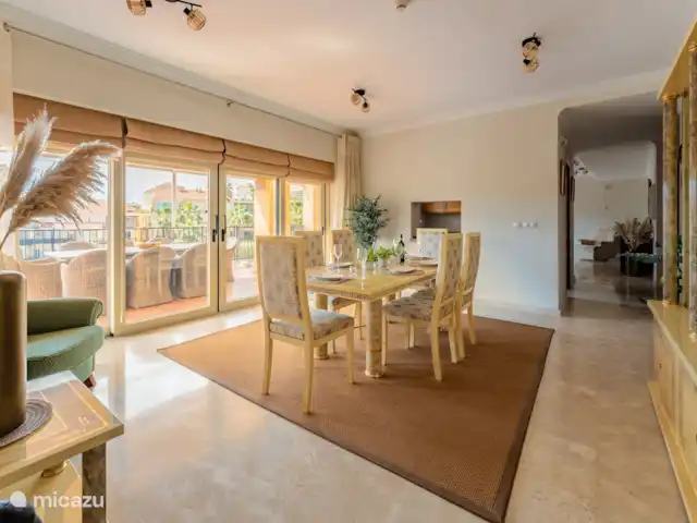 ático en España, Andalucía, Alhaurín de la Torre - penthouse Vista desde el comedor a la sala de estar con la cocina a la izquierda.
