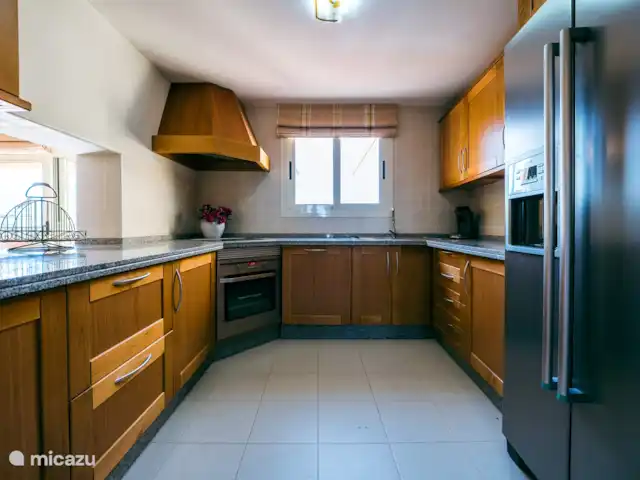 ático en España, Andalucía, Alhaurín de la Torre - penthouse La cocina entre el comedor y la sala de estar.