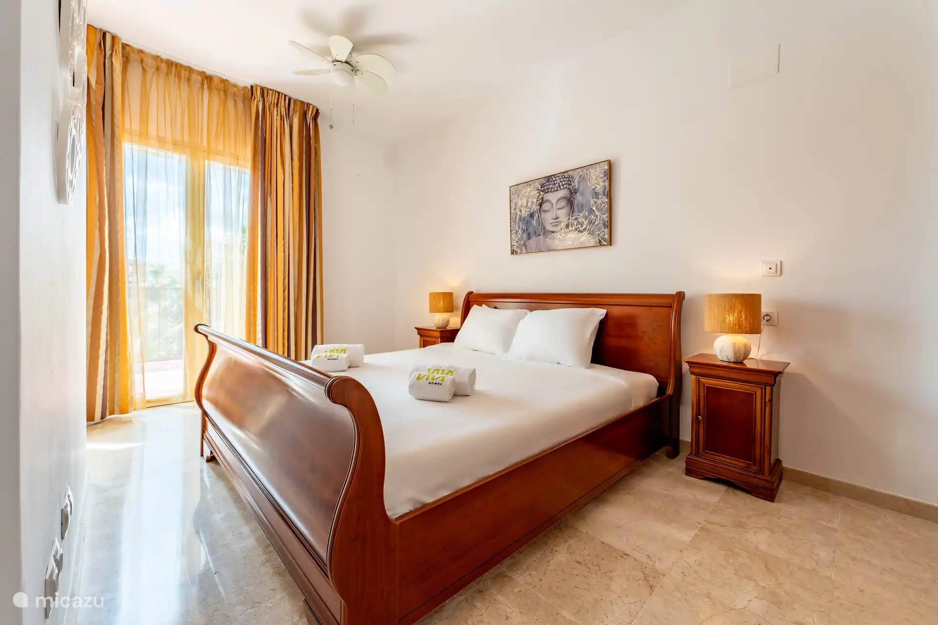 Hauptschlafzimmer mit begehbaren Kleiderschränken und eigenem Bad mit Duschkabine und Whirlpool-Badewanne. Dieses Zimmer hat direkten Zugang zur Terrasse.