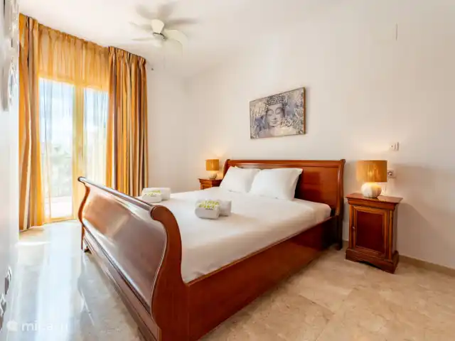 ático en España, Andalucía, Alhaurín de la Torre - penthouse Dormitorio principal con walk-in closets y baño privado con cabina de ducha y bañera de hidromasaje. Esta habitación tiene acceso directo a la terraza.