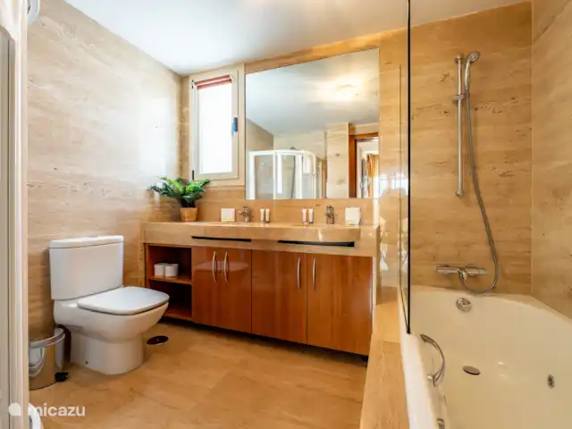 ático en España, Andalucía, Alhaurín de la Torre - penthouse Baño completo perteneciente al dormitorio principal.