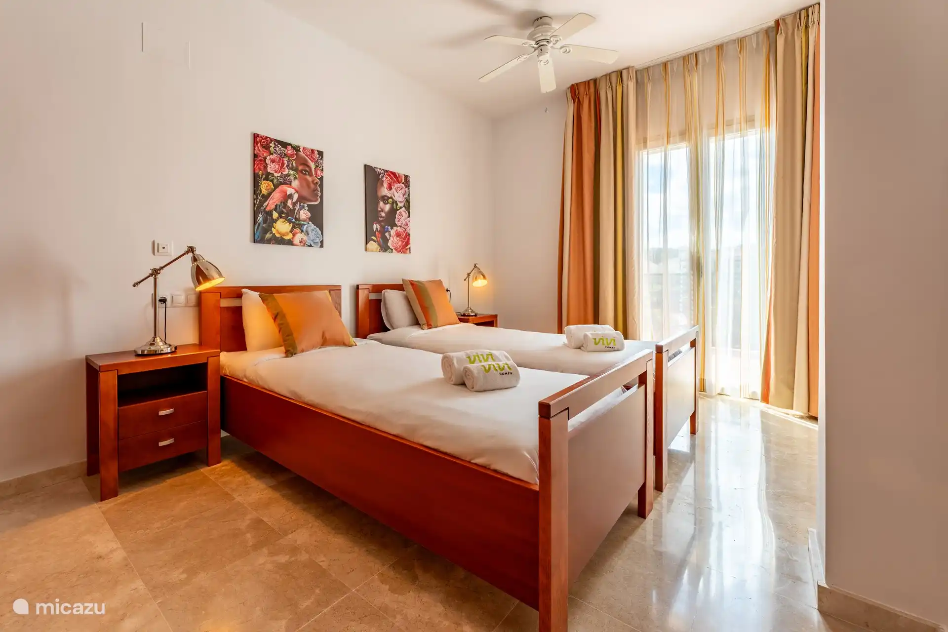 zweites geräumiges Schlafzimmer mit eigenem Badezimmer und 2 Einzelbetten Dieses Zimmer hat direkten Zugang zur Terrasse und Abstellschränke