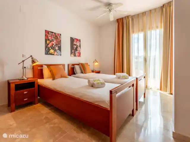 ático en España, Andalucía, Alhaurín de la Torre - penthouse segundo dormitorio de buen tamaño con su propio baño completo y 2 camas individuales Esta habitación tiene acceso directo a la terraza y armarios de almacenamiento