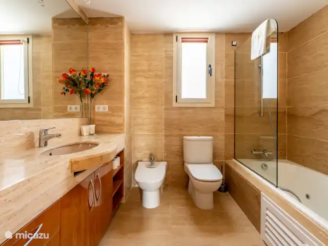 ático en España, Andalucía, Alhaurín de la Torre - penthouse Baño perteneciente al segundo dormitorio en suite.