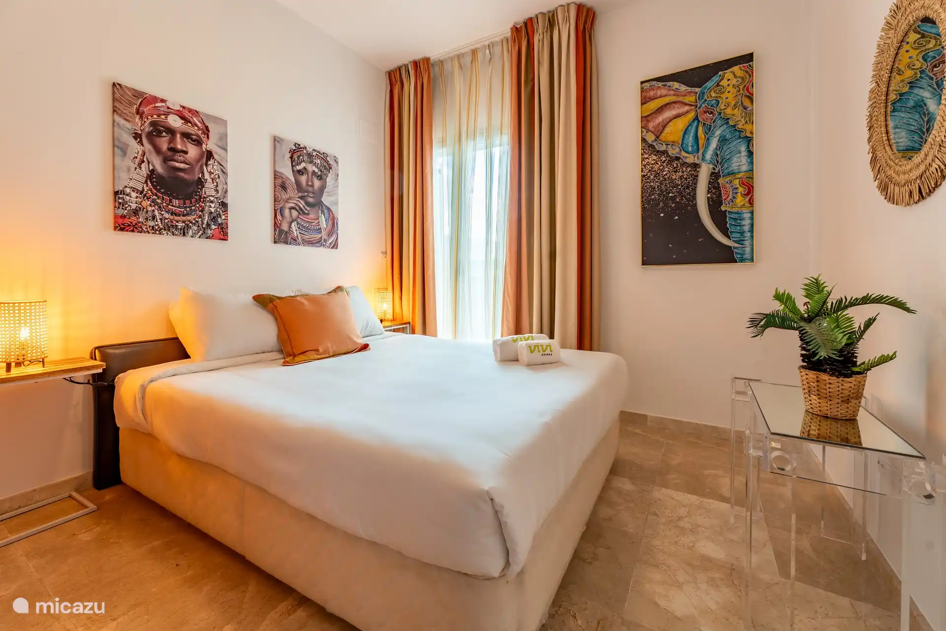 Drittes Schlafzimmer mit Doppelbett und direktem Zugang zur Terrasse. Und hat Stauschränke.