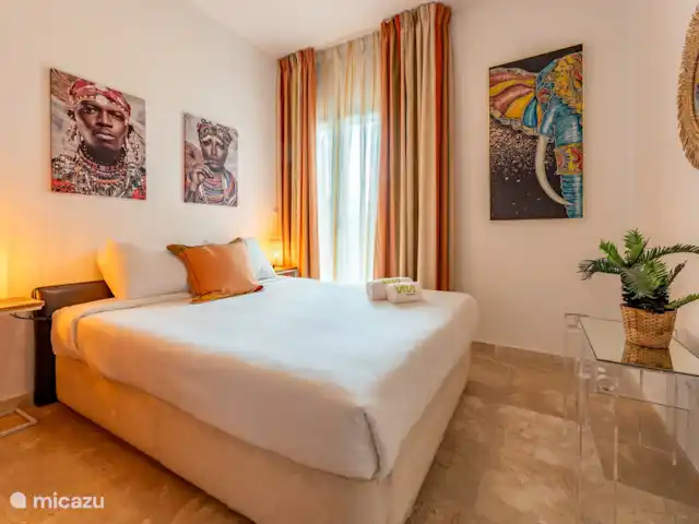 ático en España, Andalucía, Alhaurín de la Torre - penthouse Tercer dormitorio con cama de matrimonio y acceso directo a la terraza. Y tiene armarios de almacenamiento.