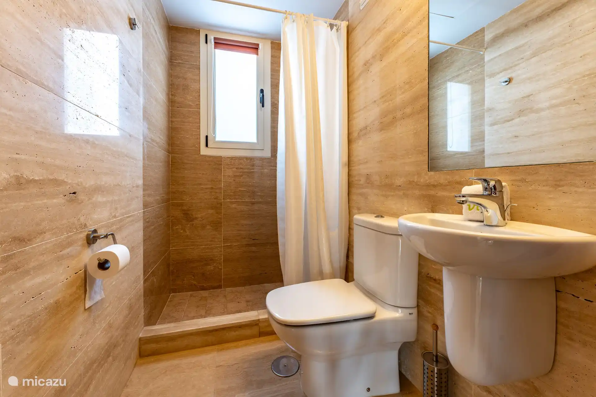 zusätzliches Badezimmer, das zum dritten Schlafzimmer und/oder 2. Dieses Badezimmer verfügt über eine ebenerdige Dusche, ein Waschbecken und eine Toilette.