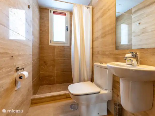 ático en España, Andalucía, Alhaurín de la Torre - penthouse Baño adicional perteneciente al dormitorio tres y/o dormitorio 2. Este baño tiene una ducha a ras de suelo, lavabo e inodoro.