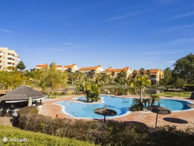 ático en España, Andalucía, Alhaurín de la Torre - penthouse Piscina 2 con agradable bar y restaurante y zona de baño poco profunda para los más pequeños.
