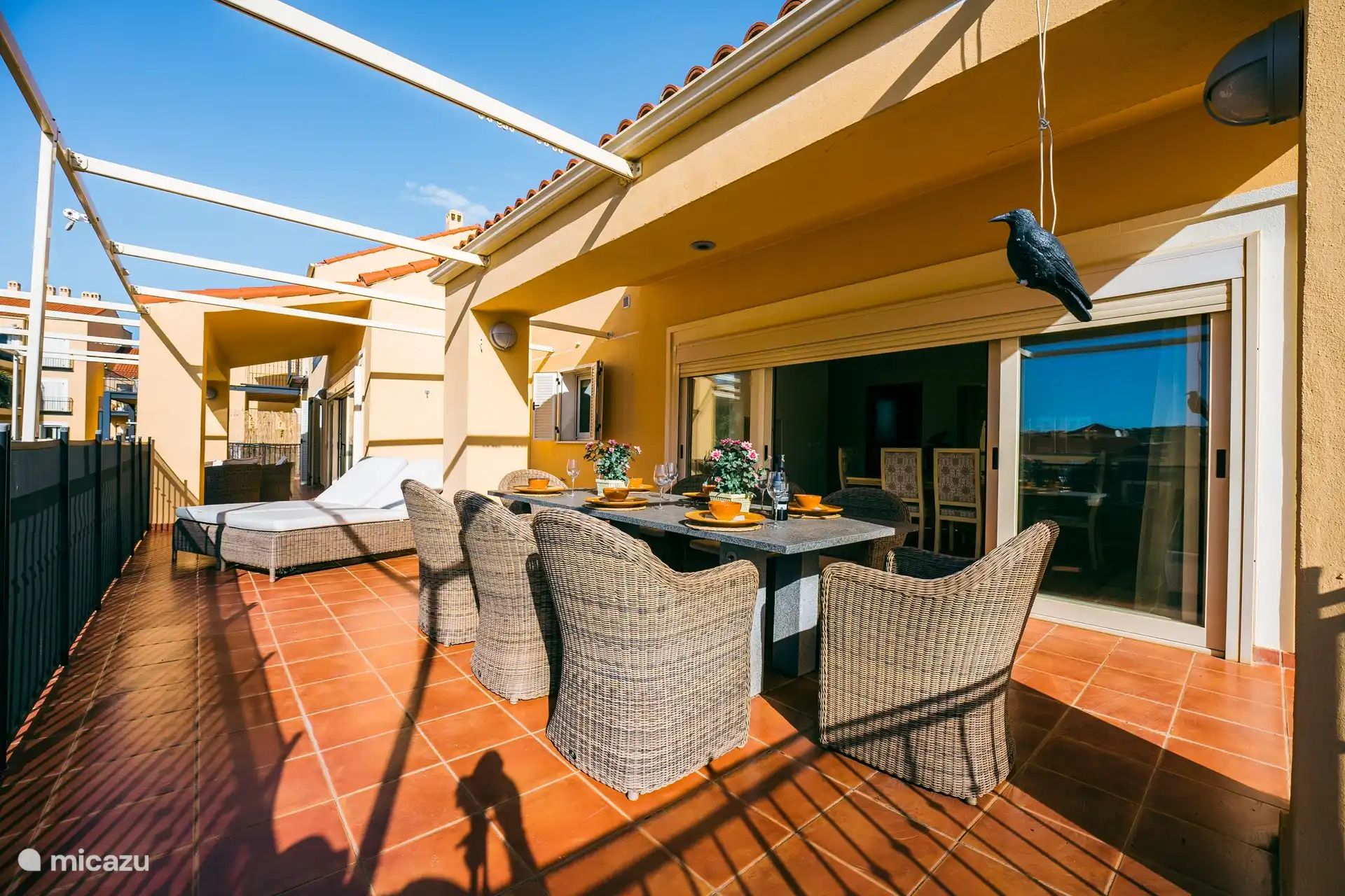 Der Essbereich auf der Terrasse neben dem Esszimmer mit schöner Aussicht und Sonne den ganzen Tag. Sie werden auch die schönen Sonnenliegen sehen.