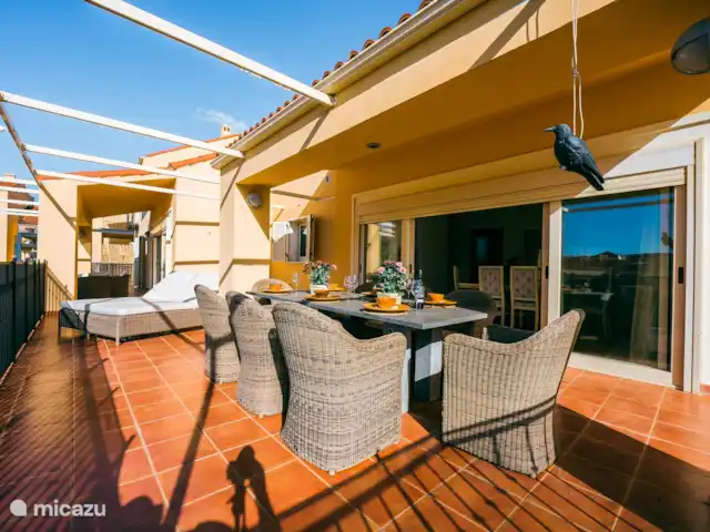 ático en España, Andalucía, Alhaurín de la Torre - penthouse La zona de comedor en la terraza junto al comedor con hermosas vistas y sol todo el día. También verás las encantadoras tumbonas.