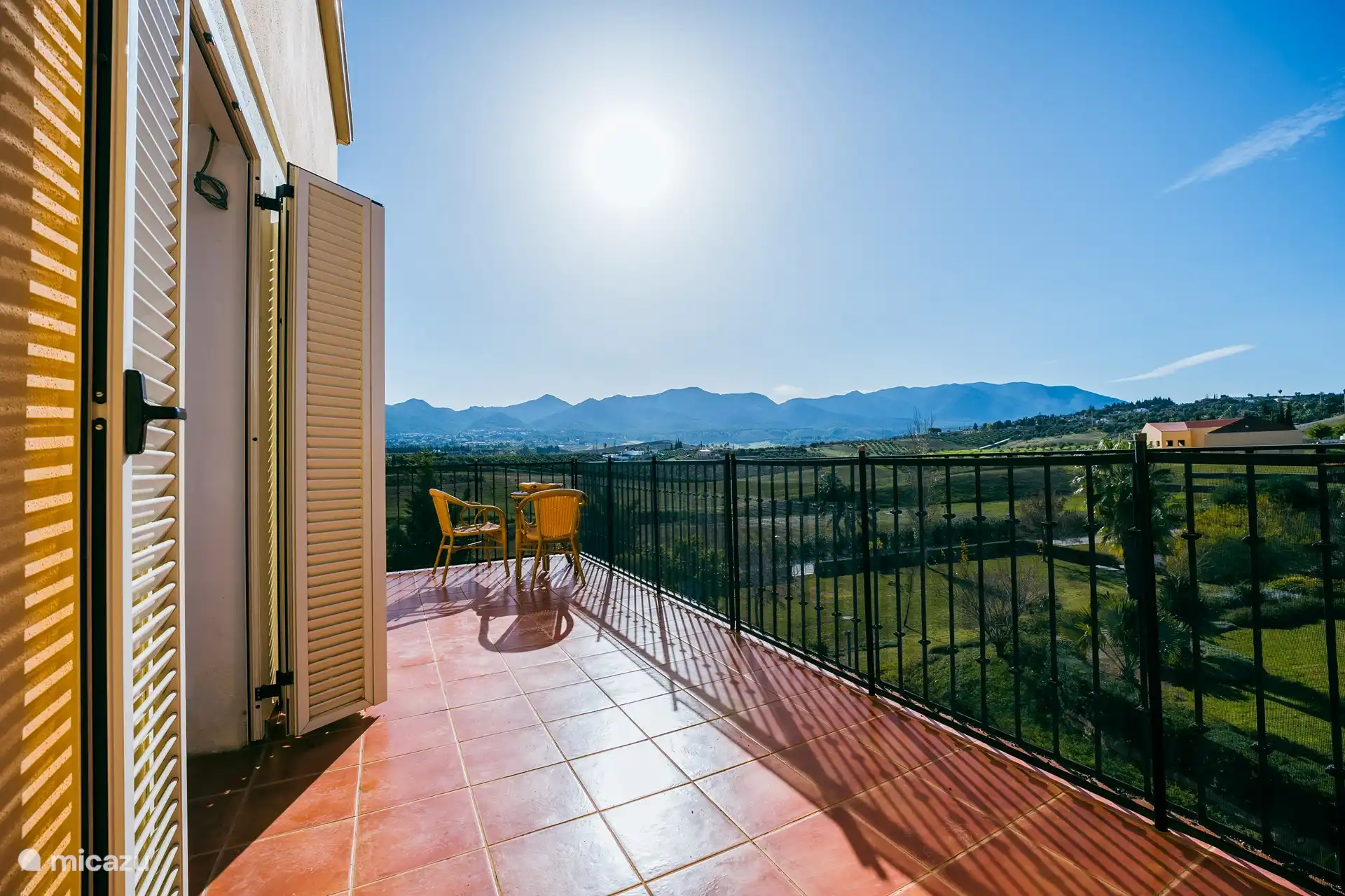Stimmungsvolles Foto der großen Terrasse in Richtung Berge.