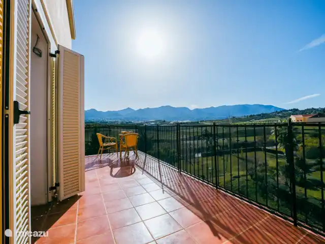 ático en España, Andalucía, Alhaurín de la Torre - penthouse Foto atmosférica de la gran terraza hacia las montañas.