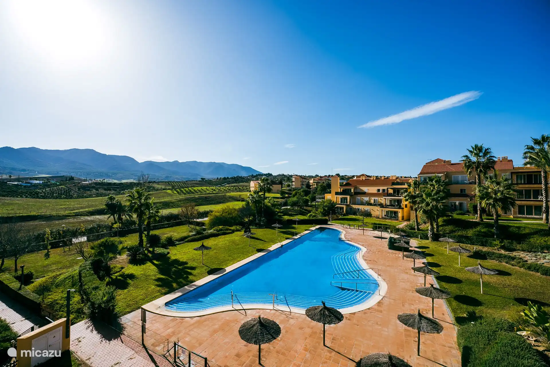 Blick von der Terrasse auf den schönen Salzwasserpool und die Berge.