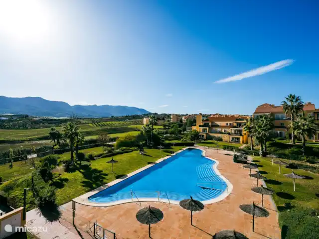 ático en España, Andalucía, Alhaurín de la Torre - penthouse Vista desde la terraza de la hermosa piscina de agua salada y las montañas.