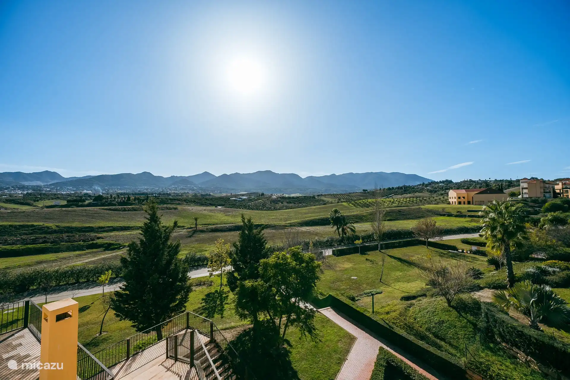 Blick auf die Berge, aber im wirklichen Leben viel schöner und auf der Terrasse wunderbar ruhig.