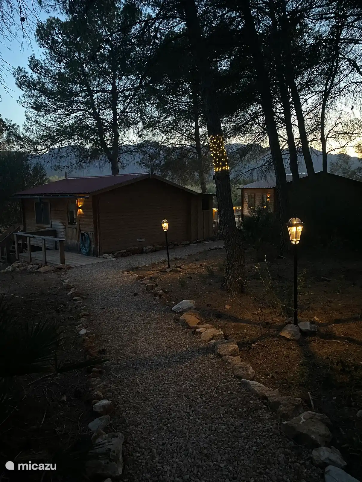 Als je in het donker terug komt kan je de cabin gewoon vinden via de solar lantaarns.