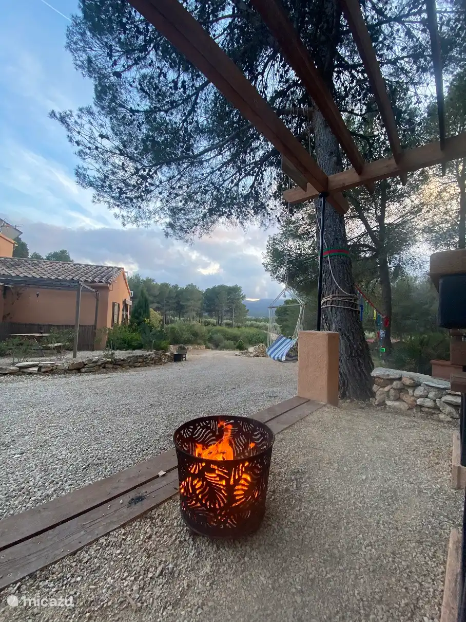 Op de 'placa de hablabla' als het wat frisser is kan de vuurkorf aan. 