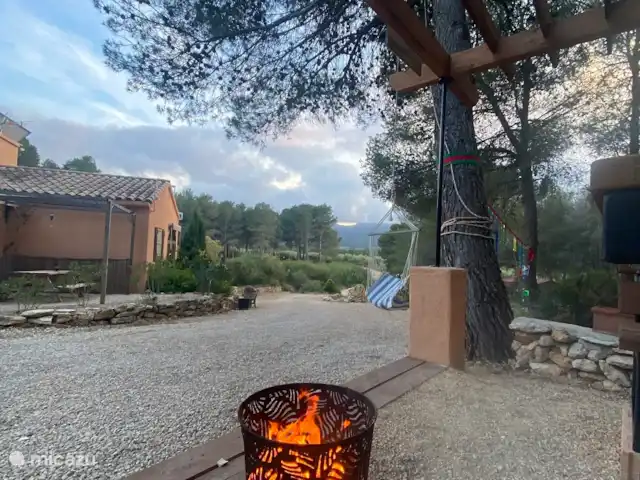 Cabaña L'Oliva | Espagne, Costa Dorada, Tarragone - cabane en bois / lodge Sur la place de hablabla, lorsqu’il fait un peu plus frais, le foyer peut être allumé.