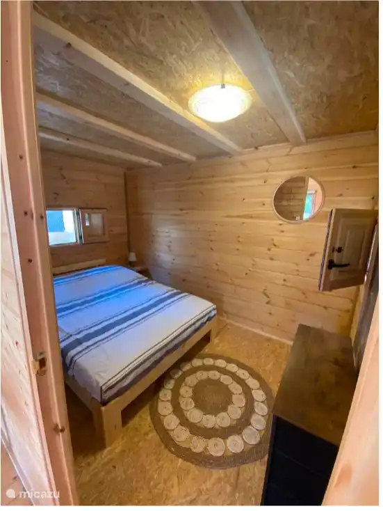 De slaapkamer met een 2 persoonsbed (140x200)