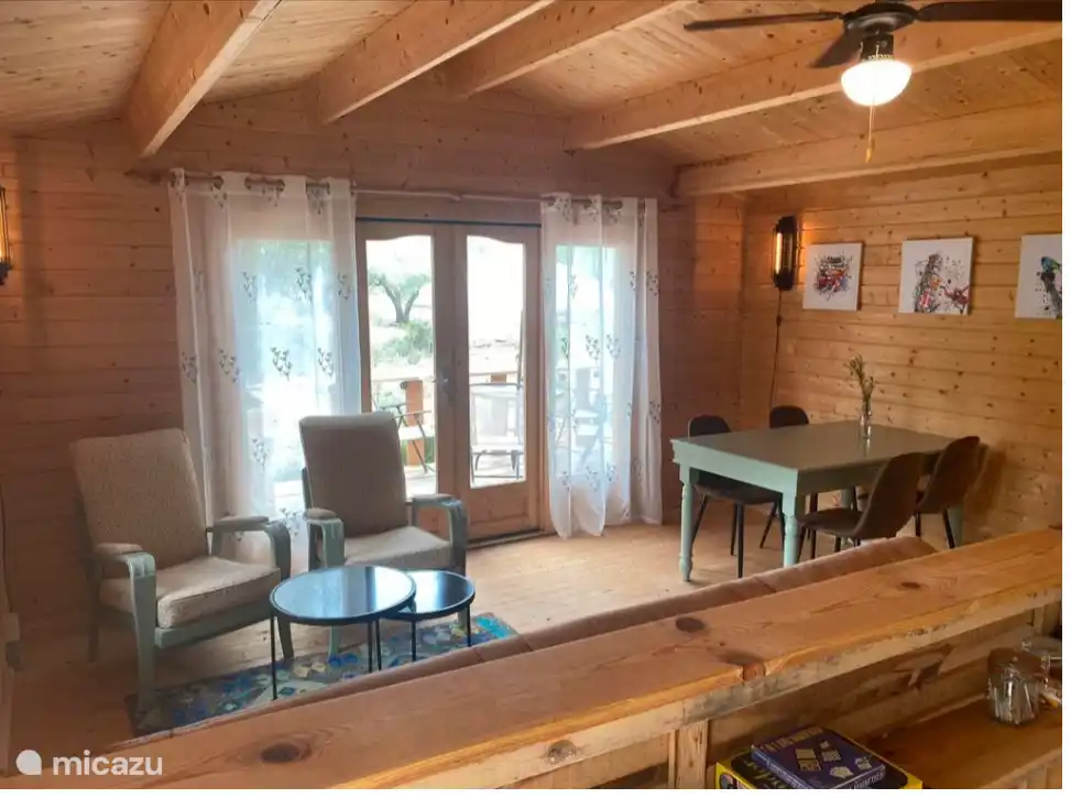 Een slaapbank met zitje en eettafel.