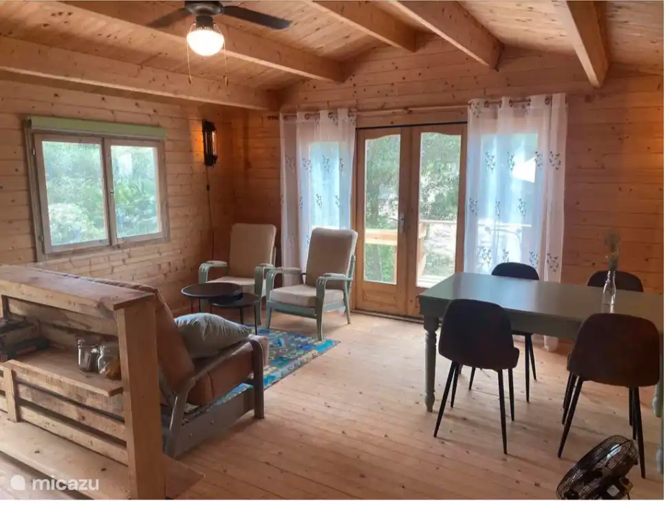 Een slaapbank met zitje en eettafel.