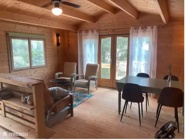 Cabaña L'Oliva | Espagne, Costa Dorada, Tarragone - cabane en bois / lodge Un canapé-lit avec sièges et table à manger.