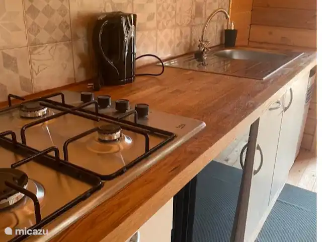 Cabaña L'Oliva | Espagne, Costa Dorada, Tarragone - cabane en bois / lodge La cuisine avec cuisinière à gaz et réfrigérateur