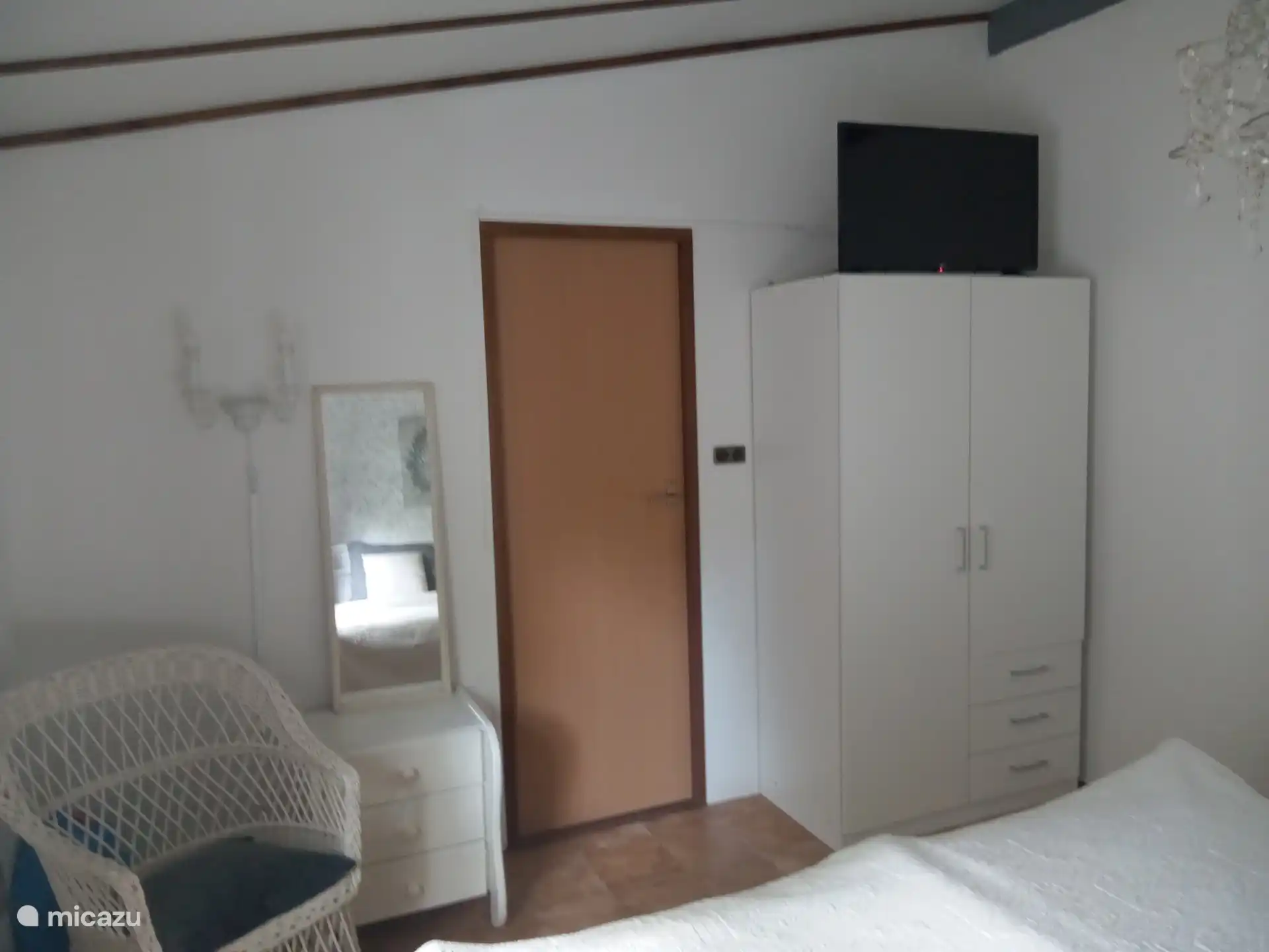 Kleiderschrank und TV im Schlafzimmer