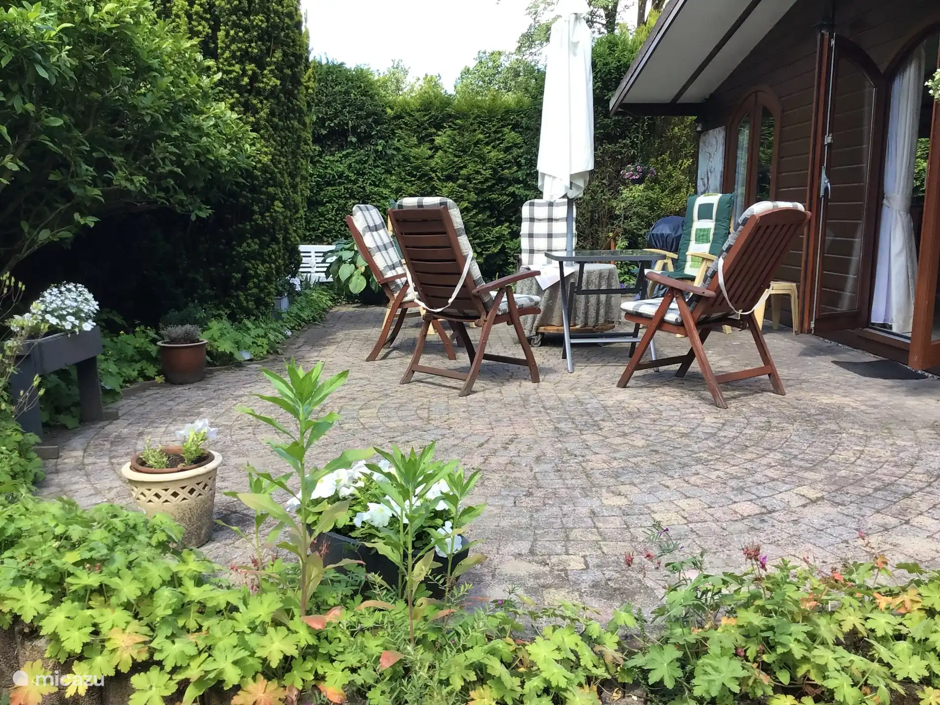  Schön zum Sitzen und bei gutem Wetter manchmal bis spät in den Abend.