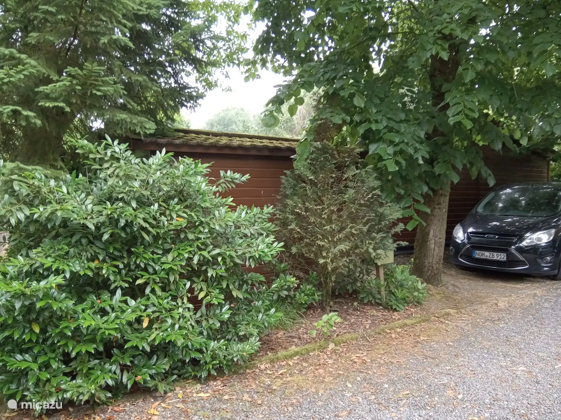 Das Auto kann direkt am Chalet abgestellt werden. Linker Parkplatz für Fahrräder mit Elektroantrieb 