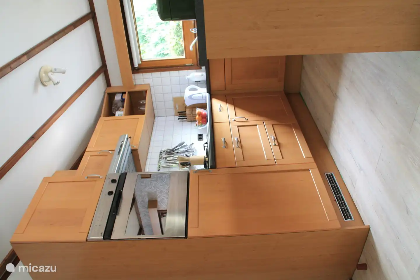 Die Küche ist komplett ausgestattet. Kleinigkeiten wie Gewürze, Zucker und Salz, Kaffeefilterbeutel usw. sind vorhanden. Zwei Kühlschränke, Gefrierschrank, Filterkaffeemaschine, Senseo, Wasserkocher, Backofen, Mikrowelle und Airfryer stehen zur Verfügung