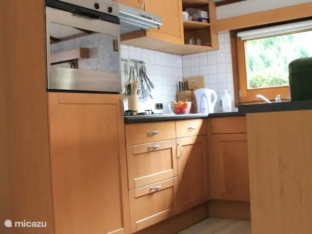Location de Vacances Pays-Bas, Gueldre, Wolfheze, chalet - Wyandotte II La cuisine est entièrement équipée. De petites choses telles que des épices, du sucre et du sel, des sacs filtres à café, etc. sont disponibles. Deux réfrigérateurs, congélateur, machine à café filtre, Senseo, bouilloire, four, micro-ondes et airfryer disponibles