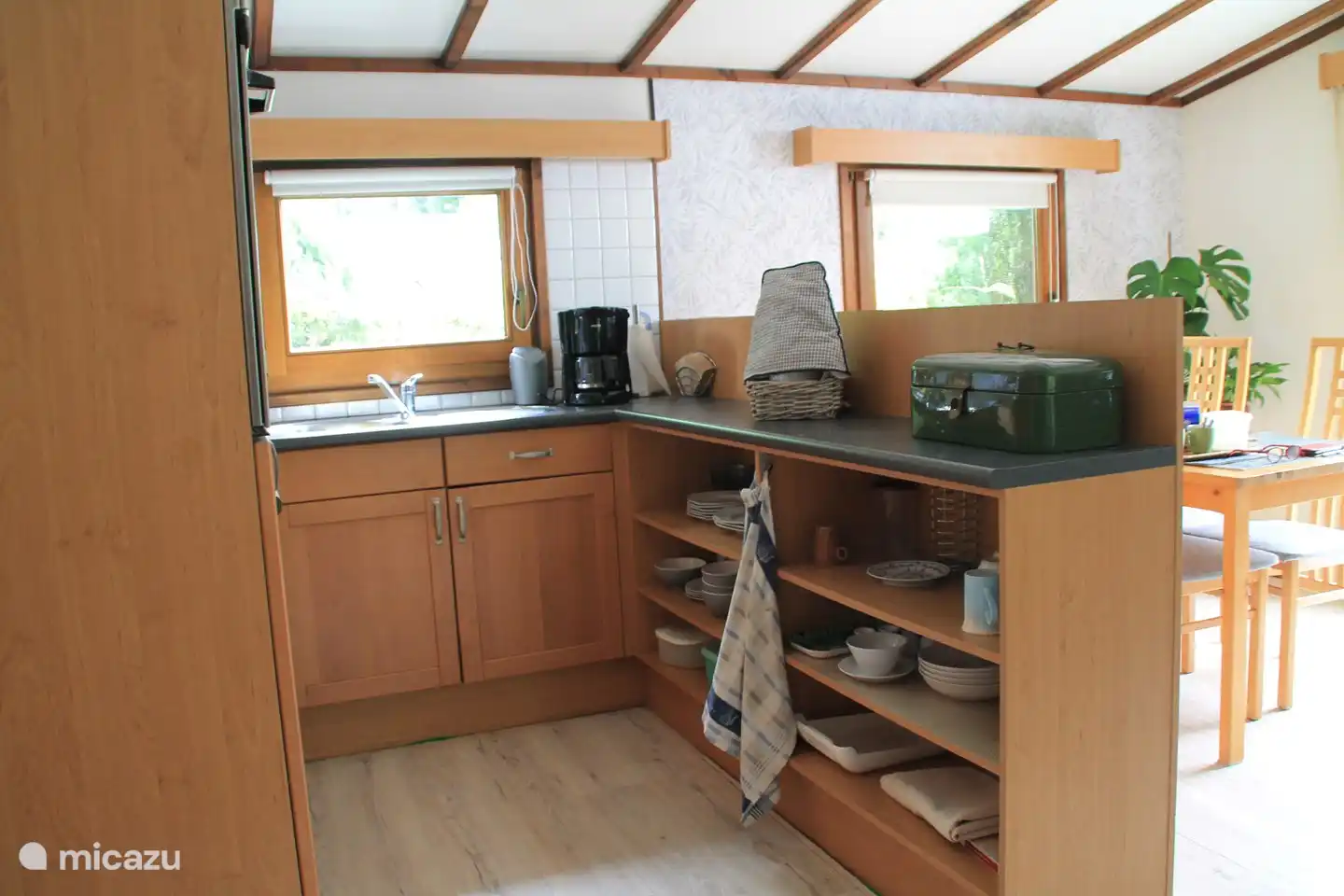 Teller, Gläser, Tassen und Besteck in Hülle und Fülle.