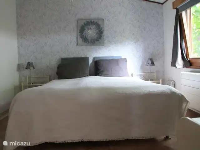 Location de Vacances Pays-Bas, Gueldre, Wolfheze, chalet - Wyandotte II Une chambre avec un lit fixe avec deux matelas, une armoire, une télévision et le chauffage central