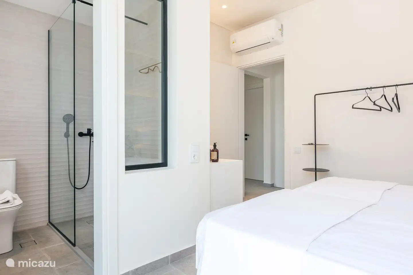 2. Schlafzimmer mit ebenerdiger Dusche und Toilette