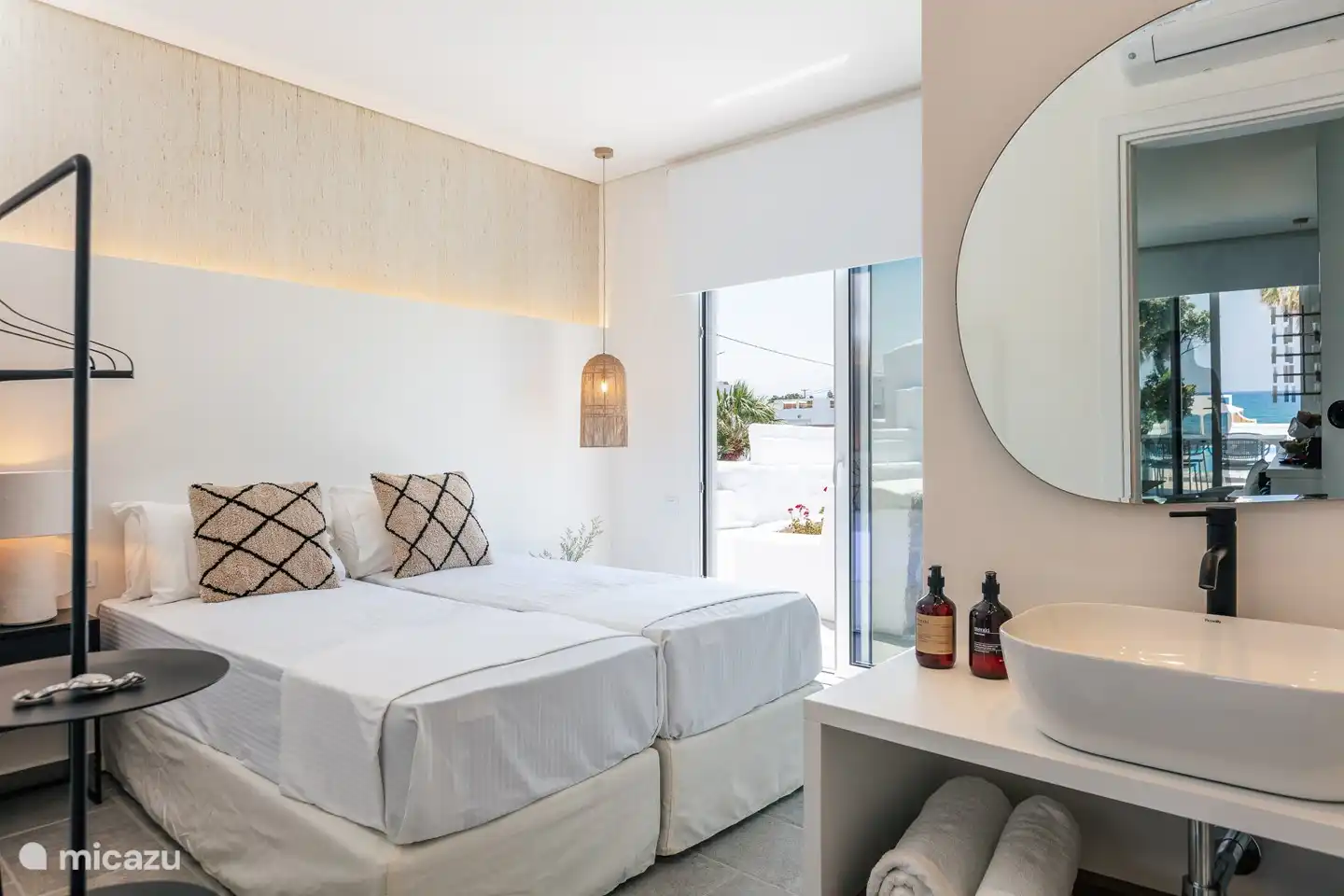 2. Schlafzimmer mit Terrassentüren zur Außenterrasse