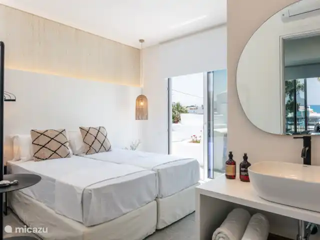 Villa Pueblo | Grèce, Crète, Pigianos Kampos - villa 2e chambre avec porte-patio donnant sur la terrasse extérieure
